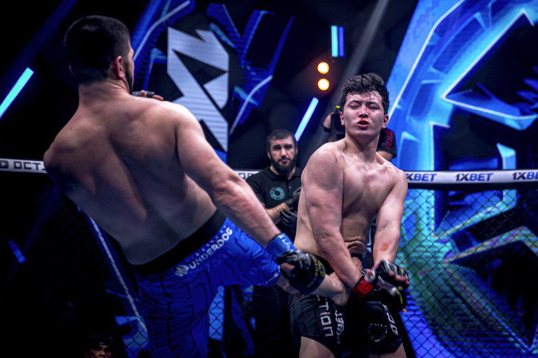 Казахстанец вынес запрещенные приемы и одержал волевую победу над узбеком. Видео