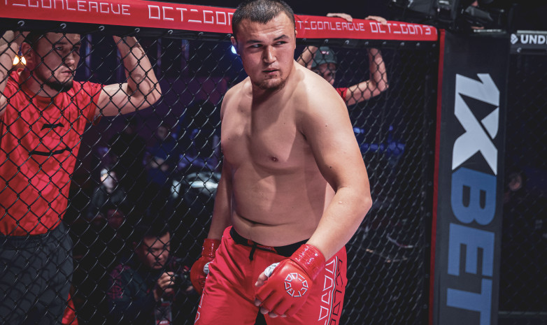 Кыргызский «Халк» нокаутом в первом раунде защитил чемпионский пояс в тяжелом весе