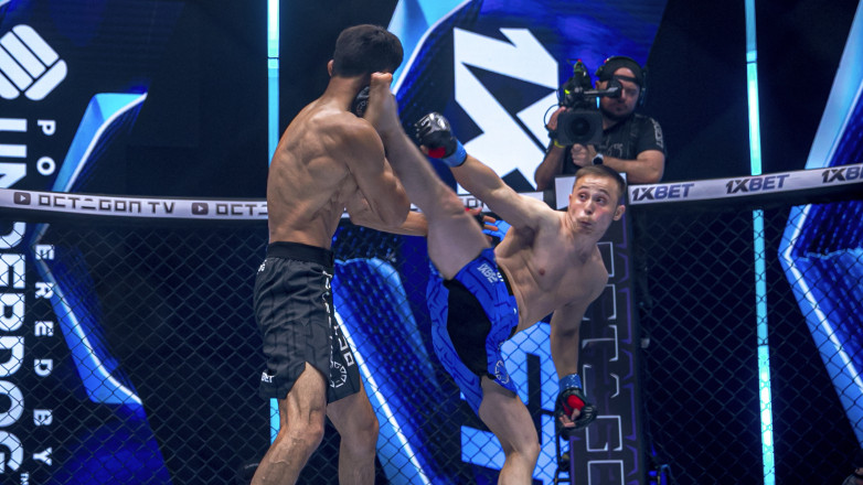 Казахстанский боец одержал досрочную победу на просмотровом турнире
