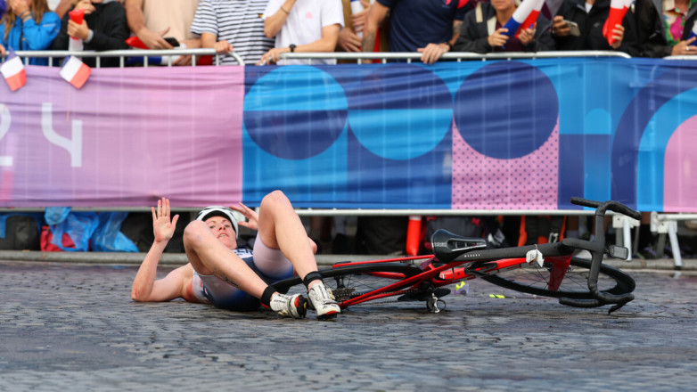 Триатлонистки массово падали во время заезда на велосипедах на Олимпиаде-2024. Известна причина