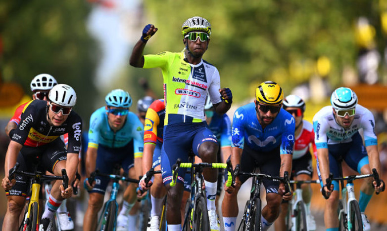 Этап «Тур де Франс» впервые в истории выиграл темнокожий гонщик