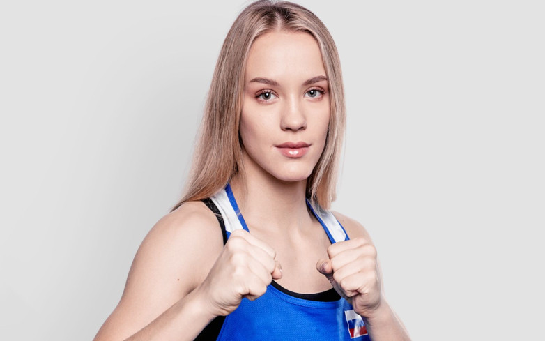 ВИДЕО. Красотка из России вызвала на бой провалившую гендерный тест боксершу