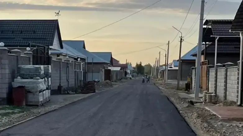 ВИДЕО. «Почему у нас все показное». В Таразе срочно заасфальтировали дорогу перед домом Елдоса Сметова