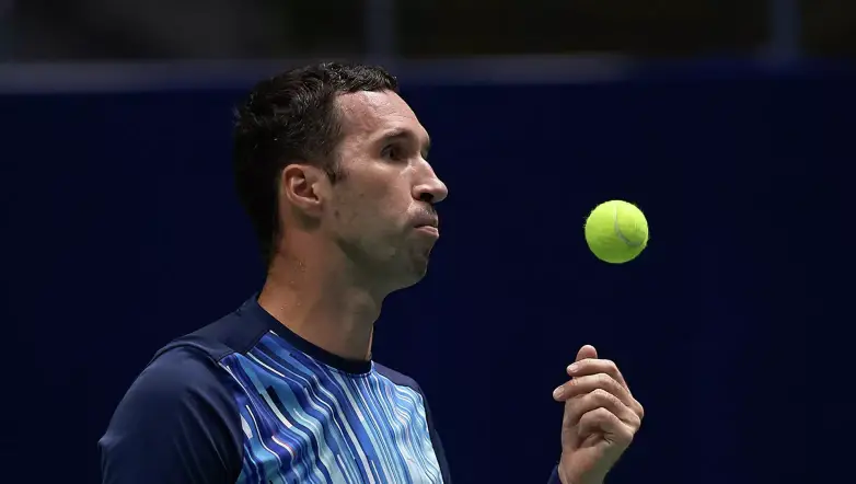 Известный казахстанский теннисист вышел в четвертьфинал турнира в Португалии
