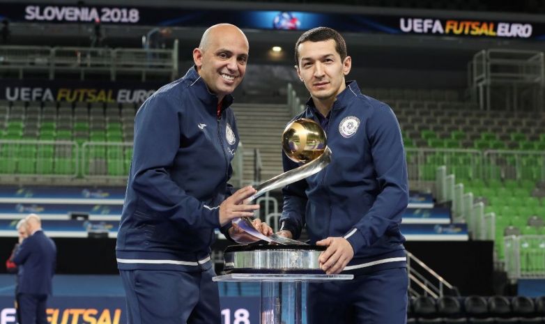 Какау и Сулейменов с трофеем чемпионов Европы
