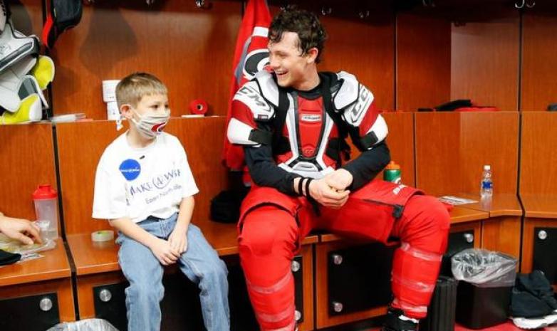 Больной раком мальчик сыграл в хоккей со своим любимым игроком