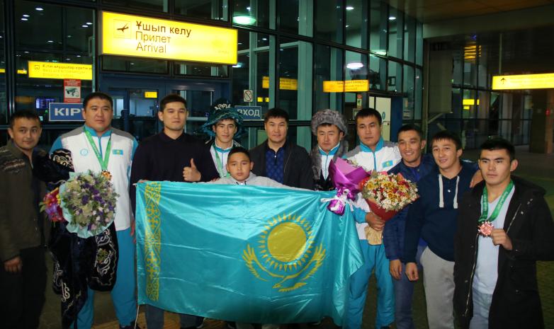 Призеров Азиатских игр в закрытых помещениях встретили в Алматы