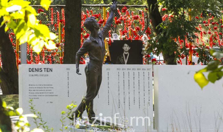 Ровно год назад не стало Дениса Тена: алматинцы несут цветы к его мемориалу