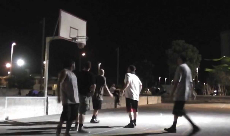 ВИДЕО. Полицейские разрешили продолжить ночной баскетбол за точный дальний бросок 