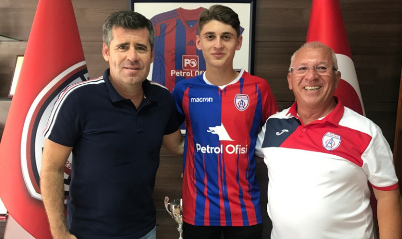 16-летний футболист из Казахстана подписал долгосрочный контракт с клубом из Турции
