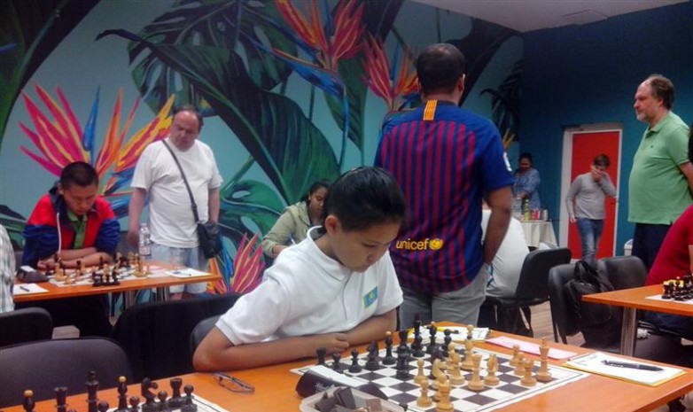 Бибисара Асаубаева играет против мужчин на турнире в Будапеште