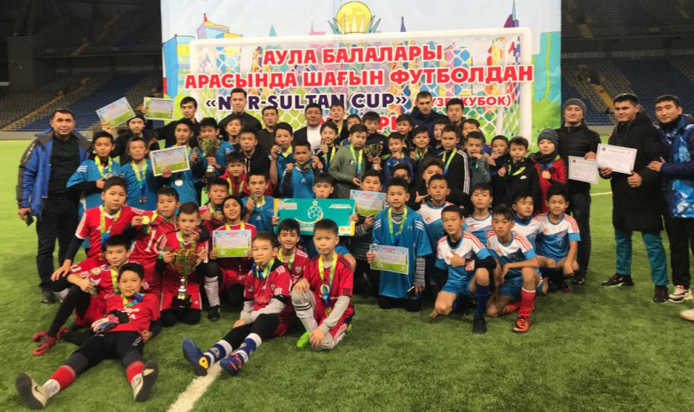 Футболисты «Астаны» наградили победителей Дворовой лиги