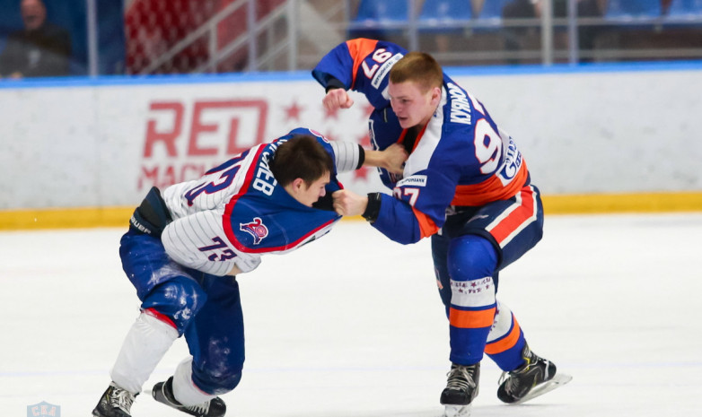 ВИДЕО. Бокс на льду: два хоккеиста команд МХЛ устроили полноценную драку