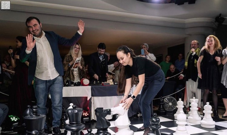 ФОТО. Жансая Абдумалик приняла участие в «Битве полов» на турнире в Гибралтаре
