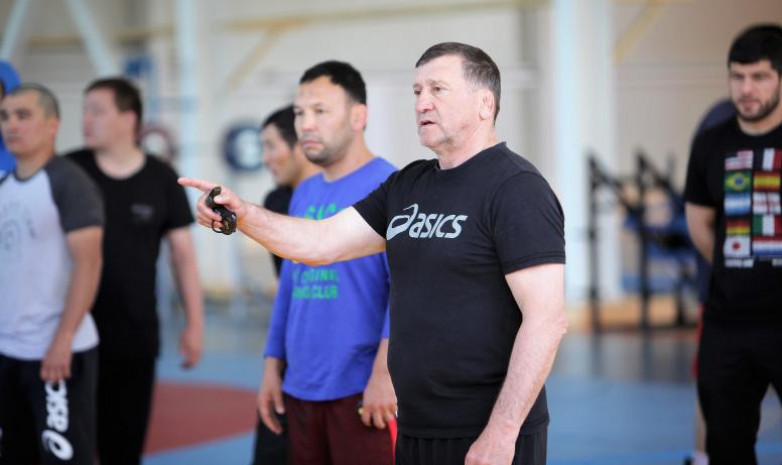 Хабиб с друзьями тренируется с казахскими борцами