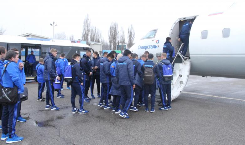Самолет со сборной Казахстана совершил вынужденную посадку в Ереване