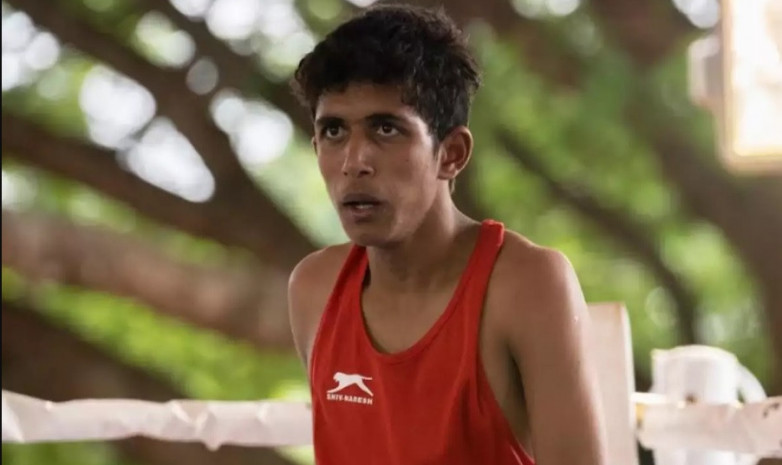 Индийский боксер выиграл серебро, проплыв 2,5 км до места турнира