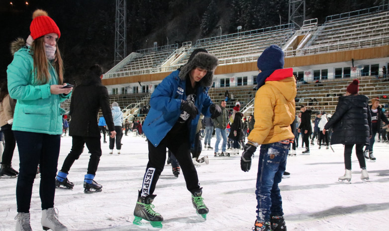 На «Медеу» инструкторы бесплатно обучают кататься на коньках