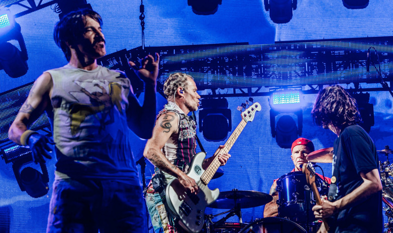 ВИДЕО. Группа Red Hot Chili Peppers выступила в Абу-Даби перед турниром UFC 242