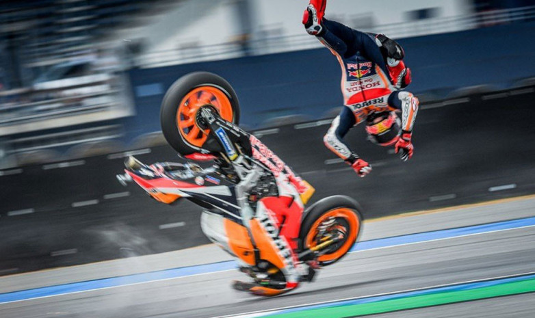 Чемпион MotoGP попал в страшную аварию на Гран-при Таиланда