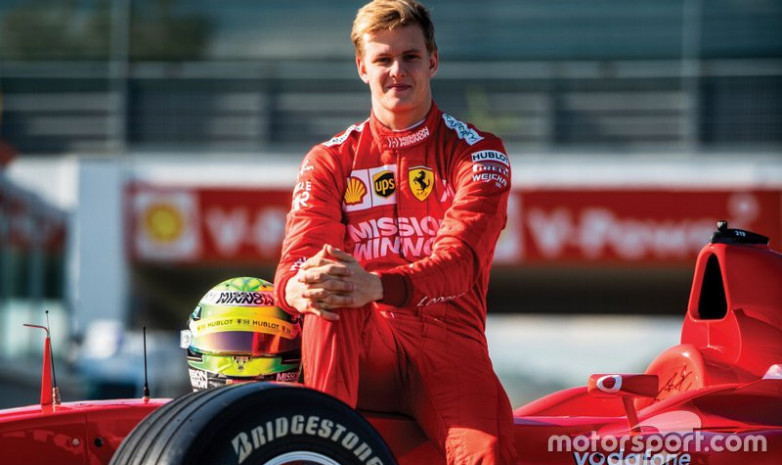 Мик Шумахер сел за руль чемпионского болида отца