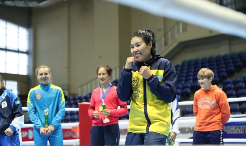 Чемпионки Казахстана по боксу провели зарядку с болельщиками 