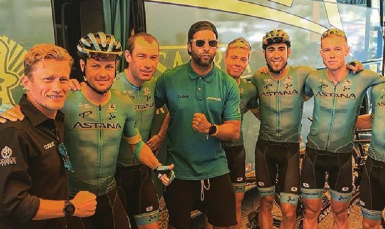 Шоумен Ургант надел форму велокоманды «Астана» и восхитил поклонников