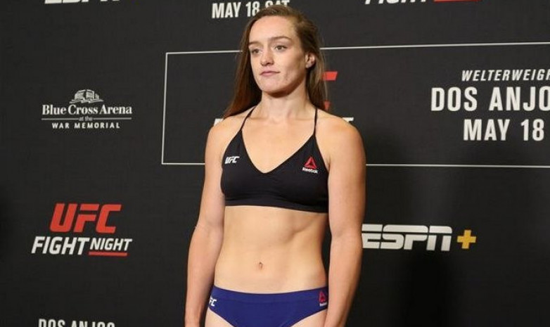 Девушка-боец UFC тряслась на церемонии взвешивания после тяжелой сгонки веса