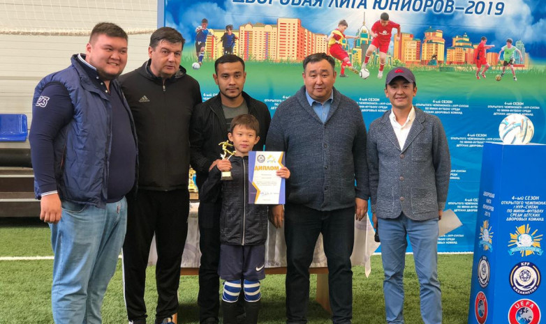 Дидар Жалмукан наградил юных футболистов