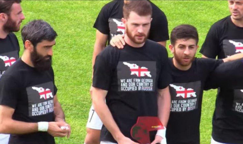 Грузия футболшылары Ресейді «басқыншы» деп айыптаған жейде киіп шықты