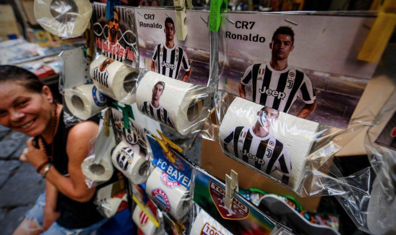 В Неаполе запустили продажи туалетной бумаги с Роналду