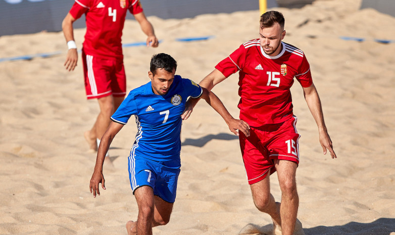 Сборная Казахстана по пляжному футболу уступила команде Азербайджана