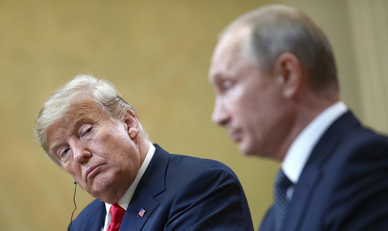 Трамп вручил Путину свитер Овечкина и шайбу в ответ на подаренный ему мяч
