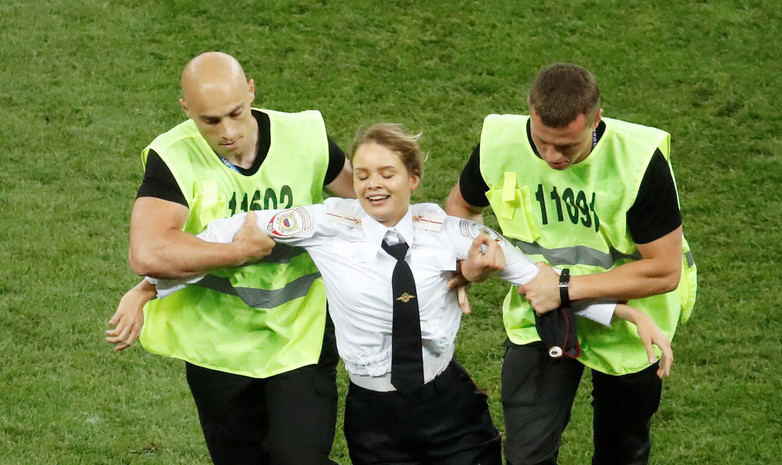 Выбежавшую на поле во время матча Франция - Хорватия девушку арестовали на 15 суток