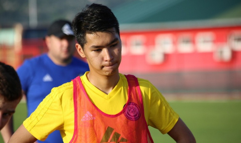 Фоторепортаж с тренировки молодежной сборной Казахстана перед матчем с Черногорией