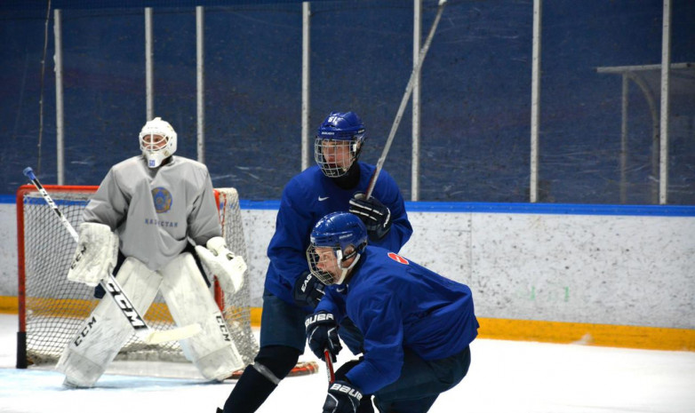 Фоторепортаж с тренировки молодежной сборной Казахстана по хоккею 