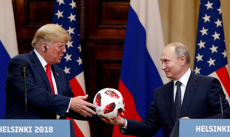 Фото. Путин вручил Трампу футбольный мяч с ЧМ-2018
