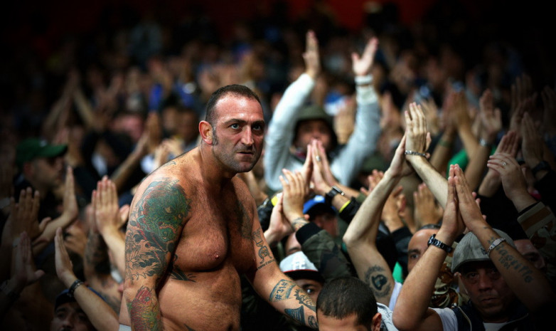Фанаты «Наполи» напали на болельщиков «Ливерпуля». Один человек госпитализирован 