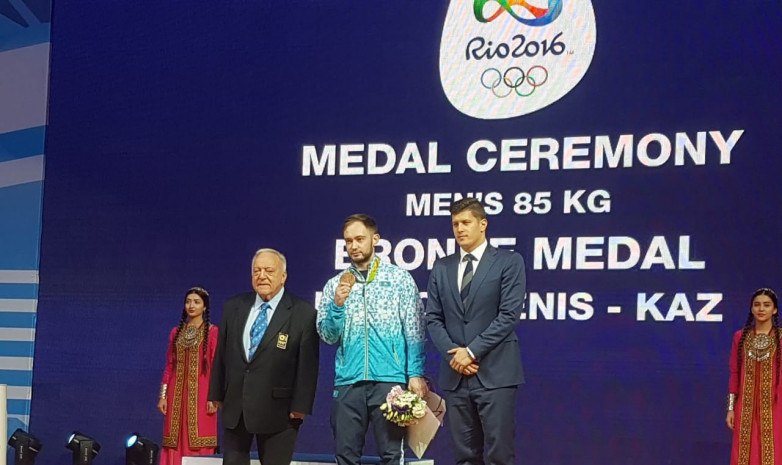 Тяжелоатлету Денису Уланову вручили бронзовую медаль Олимпиады-2016 в Рио