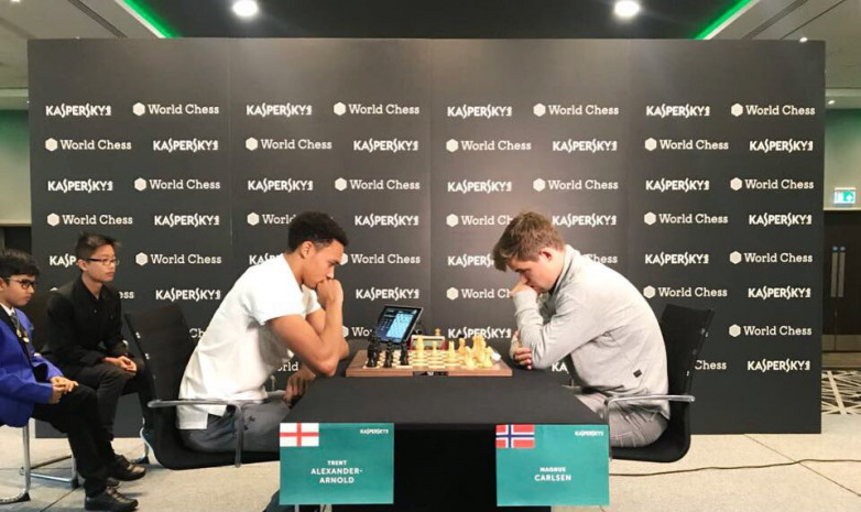 Защитник «Ливерпуля» Александер-Арнольд проиграл Карлсену в шахматы за 5 минут