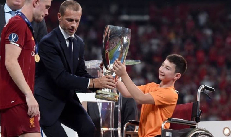 Казахстанский мальчик Али наградил "Ливерпуль" после матча за суперкубок УЕФА