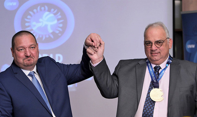 Президенту UWW вручили медаль чемпионата мира