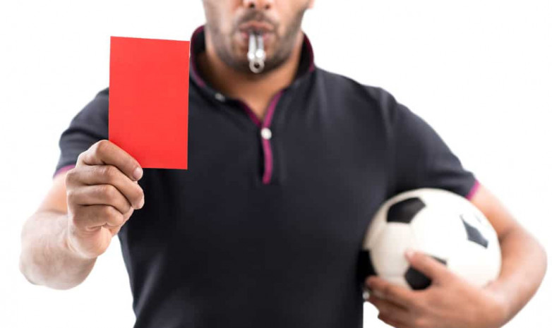 ВИДЕО. Главный тренер ударил своего футболиста во время матча и получил красную карточку