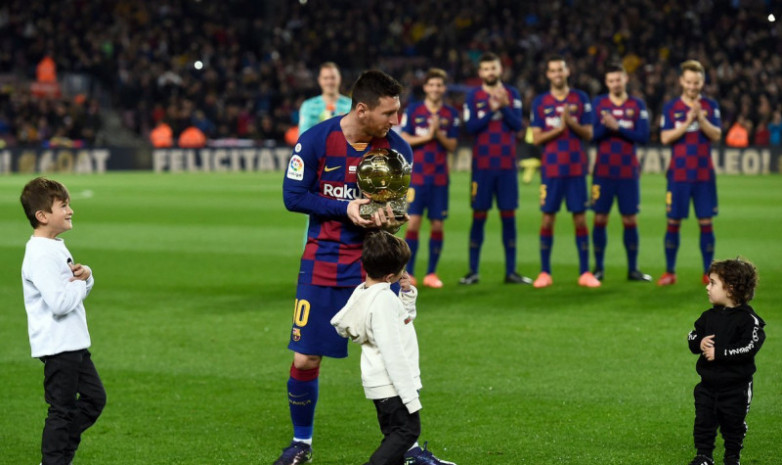 ВИДЕО. Дети Месси вынесли шестой «Золотой мяч» папы на поле перед матчем «Барселоны»