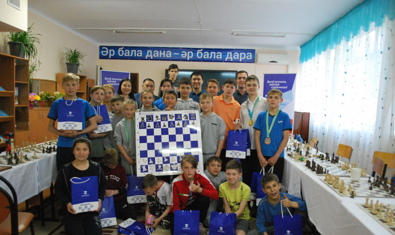 Даулетова и Караев провели мастер-класс по шахматам для детского дома в Алматы