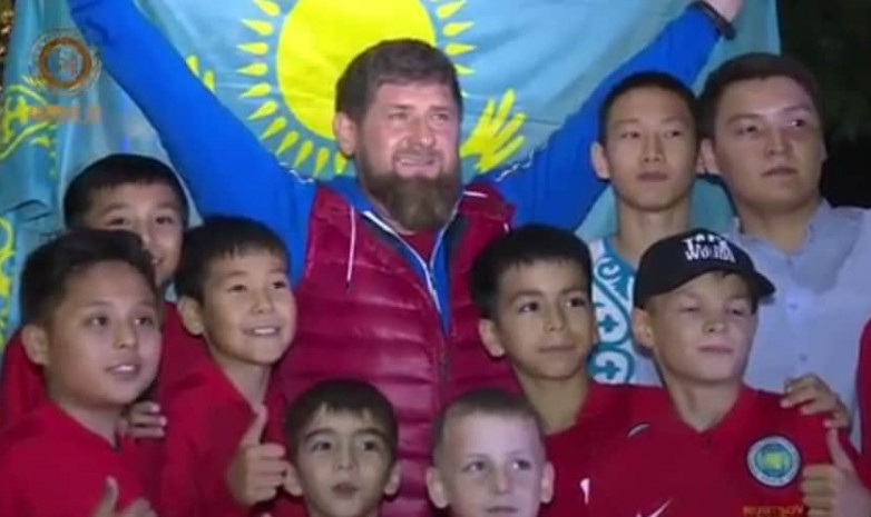 «Я не имею права не поздороваться с казахстанцами». Кадыров сфотографировался с флагом Казахстана