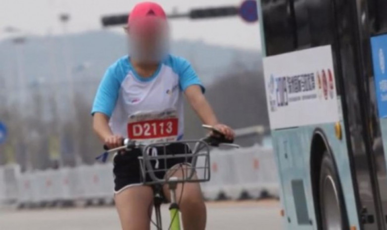 Участница международного марафона в Китае часть дистанции проехала на велосипеде