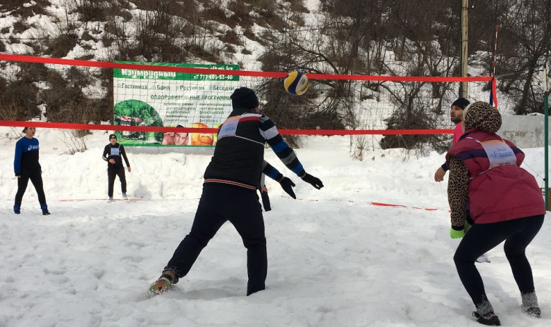 В Казахстане прошел первый в истории турнир по волейболу на снегу