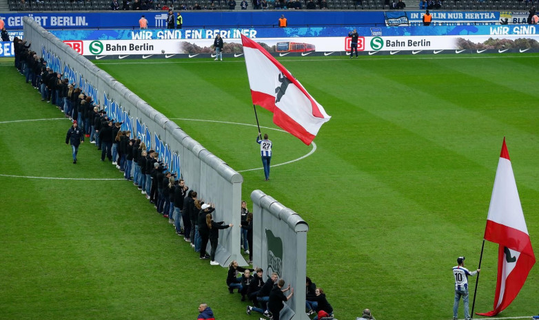 Немецкий клуб «возвел» Берлинскую стену на поле в честь 30-летия со дня ее падения
