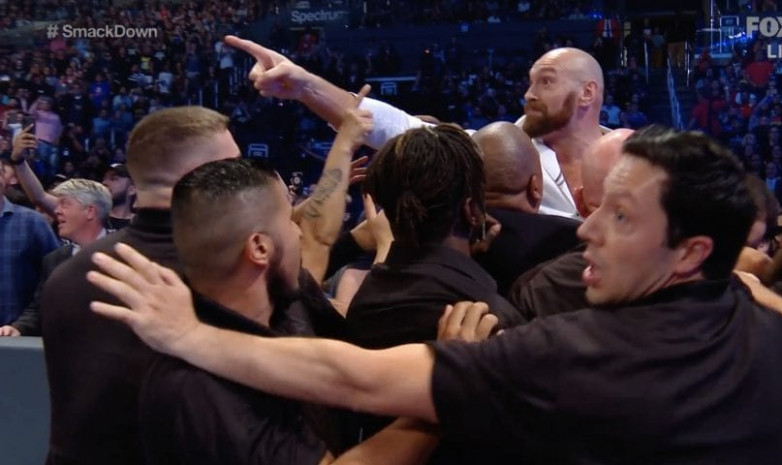 Фьюри устроил потасовку на реслинг-шоу SmackDown